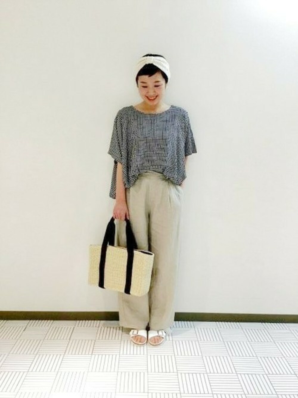 その他のシャツ/ブラウス、ベージュ系のその他パンツ、ホワイト系のサンダルを着用したレディースの春コーディネートの1枚目の写真