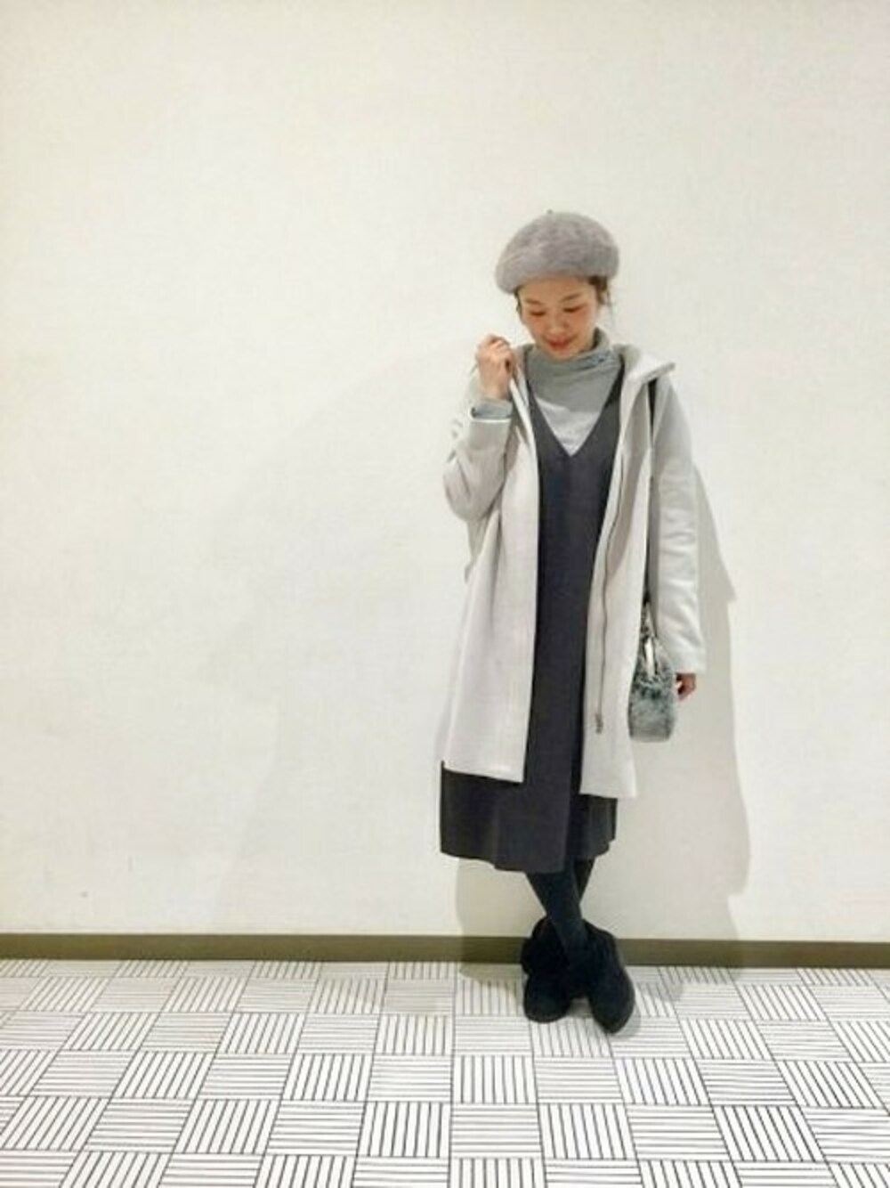 「コート、アウター、ワンピース、ブーツ、グレー、ベレー帽、studio clip、スタジオクリップ」｜「studio CLIPのTRモッサフードミドルコート（ステンカラーコート、グレー系）」を使った、studio CLIP モレラ岐阜店さん（レディース・153cm）の冬コーディネートの1枚目の写真