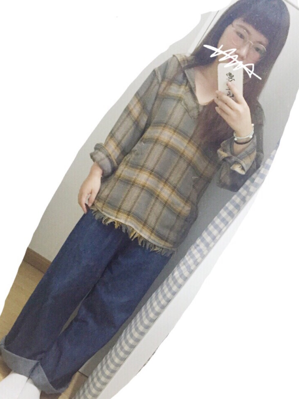 グリーン系のシャツ/ブラウスを着用したレディースの秋コーディネートの1枚目の写真