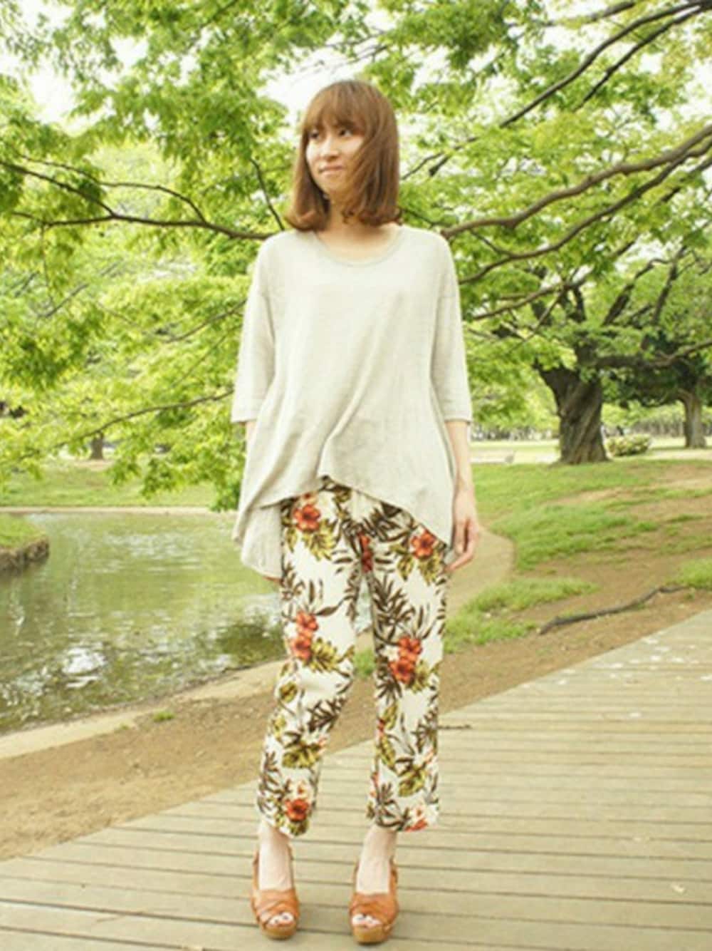 「FRAMeWORKの☆綿麻プリントサブリナイージー パンツ　。（その他パンツ、ホワイト系）」を使った、haruさん（レディース・163cm）の春コーディネートの1枚目の写真