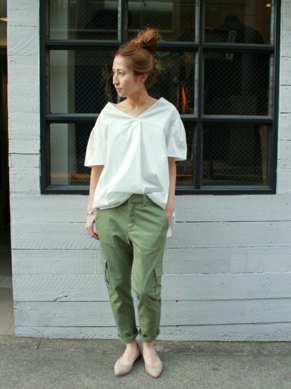 「大人カジュアル、休日スタイル、outfit、ootd、きれいめカジュアル、ブラウス、カーゴパンツ」｜「FRAMeWORKの≪予約≫スーピマコットンオーバーブラウス◆（シャツ/ブラウス、ホワイト系）」を使った、haruさん（レディース・163cm）の春コーディネートの1枚目の写真