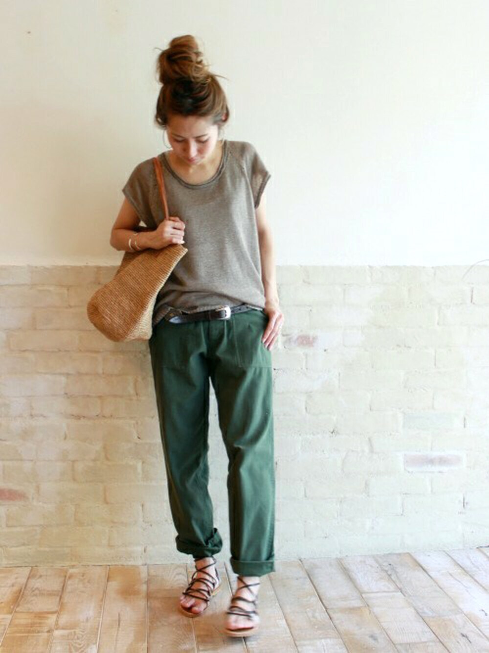 ベージュ系のニット/セーター、グリーン系のカーゴパンツを着用したレディースの春コーディネートの1枚目の写真