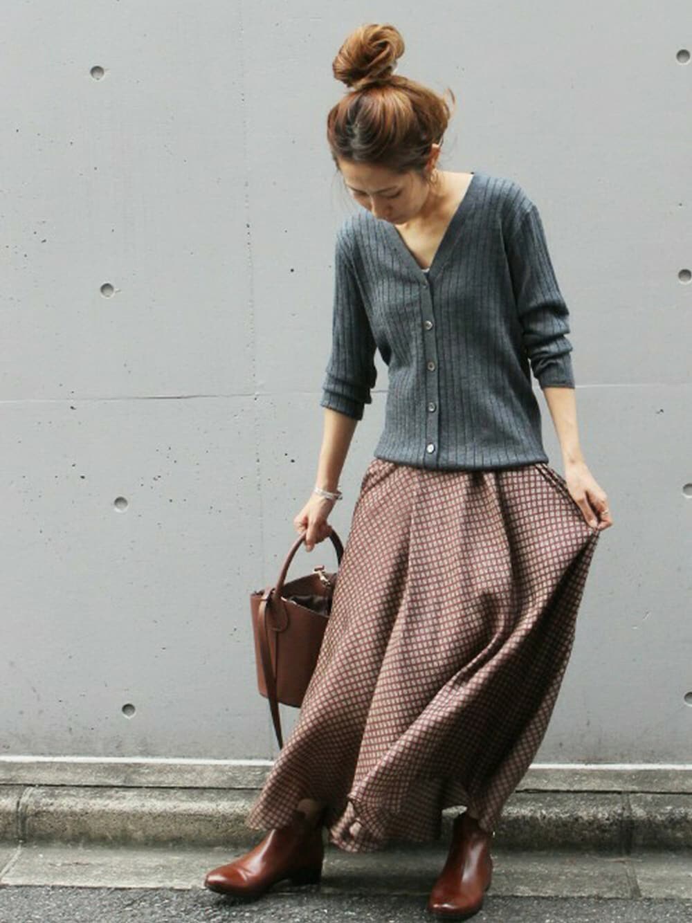 グレー系のカーディガン/ボレロ、ブラウン系のショルダーバッグを着用したレディースの秋コーディネートの1枚目の写真