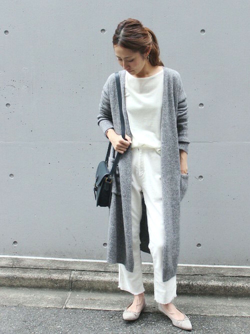グレー系のカーディガン/ボレロ、ホワイト系のその他パンツを着用したレディースの秋コーディネートの1枚目の写真