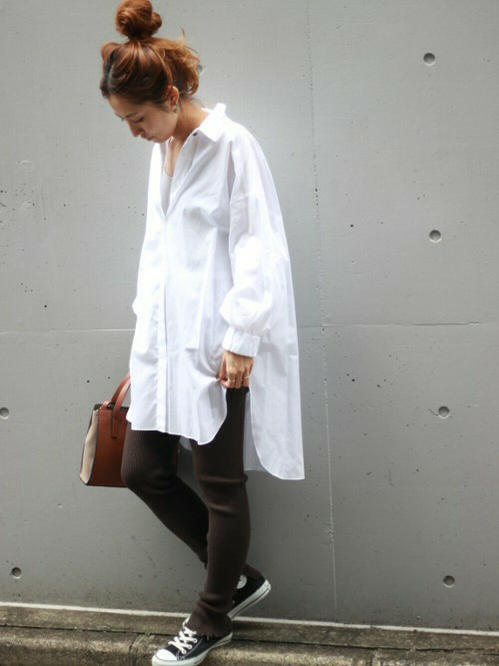 「秋コーデ、オトナ女子、ゆるコーデ、コンバース、ロングシャツ、ニットパンツ、レギンス、シンプル、ootd」｜「FRAMeWORKのロングシャツ◆（シャツ/ブラウス、ホワイト系）」を使った、haruさん（レディース・163cm）の秋コーディネートの1枚目の写真