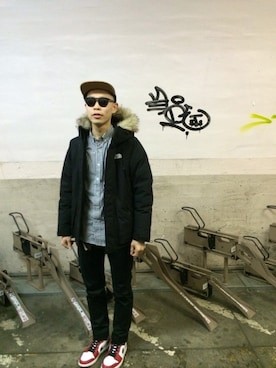 「NIKE（ナイキ）のAJ1 RETRO HIGH（スニーカー、レッド系）」を使った、Takuya"KWC"Kawachiさん（メンズ・169cm）の冬コーディネート