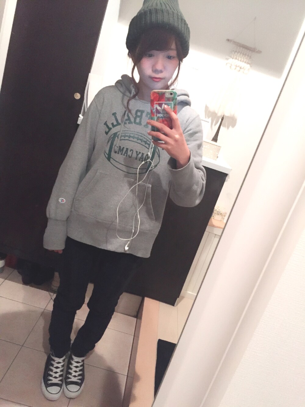 「ootd、outfit、casual、カーキ、ニット帽、ブラックウォッチ、converse、used、Champion、sneakers」｜「？のアイテム（ニットキャップ/ビーニー、グリーン系）」を使った、maさん（レディース・154cm）の秋コーディネートの1枚目の写真