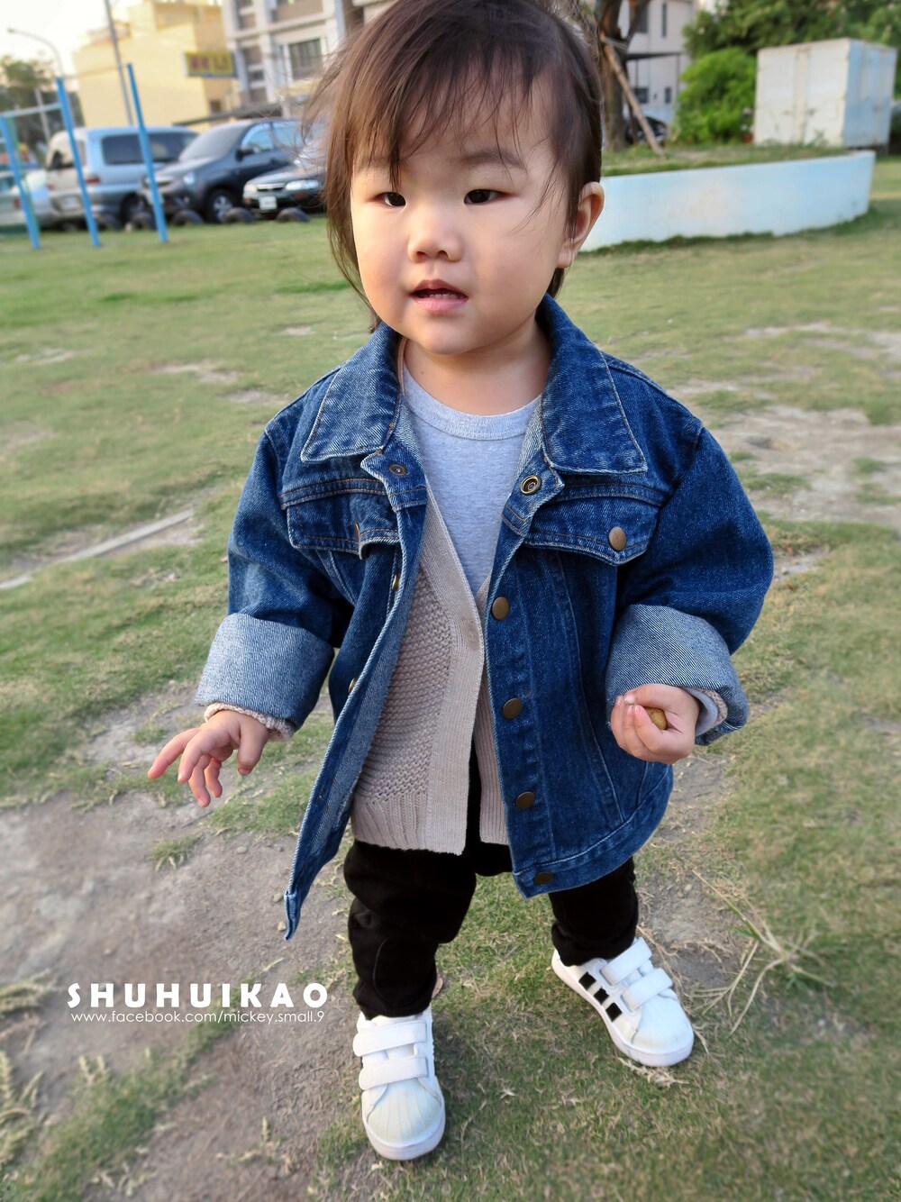 「adidas、GAPbaby、Purely.kids （KR x JP童裝）、Taiwan」｜「Ollie童裝。生活雜貨のアイテム（デニムジャケット、ブルー系）」を使った、Shu Hui Kaoさん（レディース・90cm）の冬コーディネートの1枚目の写真