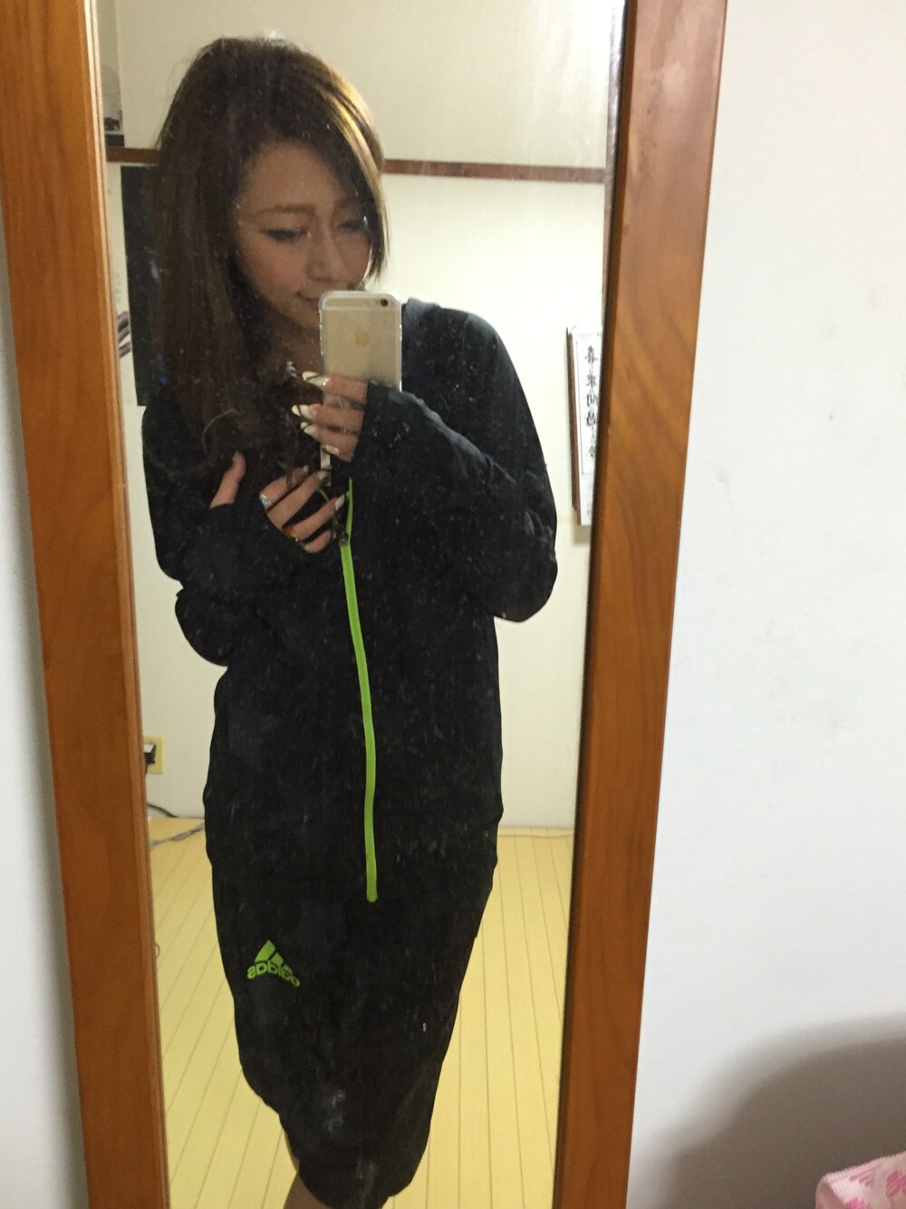 「スポーティー、迷彩」｜「adidasのアイテム（つなぎ/オールインワン、ブラック系）」を使った、清水聖子さん（レディース・159cm）の秋コーディネートの1枚目の写真