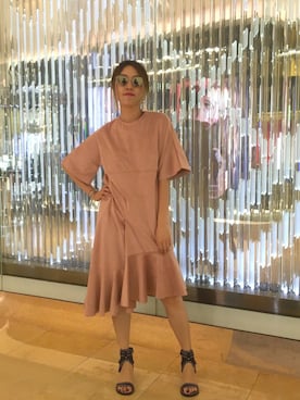 「ISABEL MARANT（イザベルマラン）のアイテム（サンダル）」を使った、Tina Pangさん（レディース・170cm）の秋コーディネート