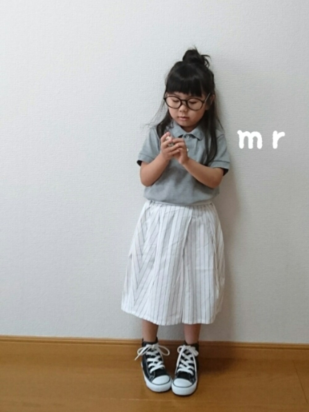 「メガネ女子、ハーフアップお団子、ストライプパンツ、スカーチョ、ポロシャツ、kids、ドラフトKO」｜「koeのキッズカノコポロシャツ（ポロシャツ、グレー系）」を使った、mrimyuさん（キッズ・100cm）の夏コーディネートの1枚目の写真