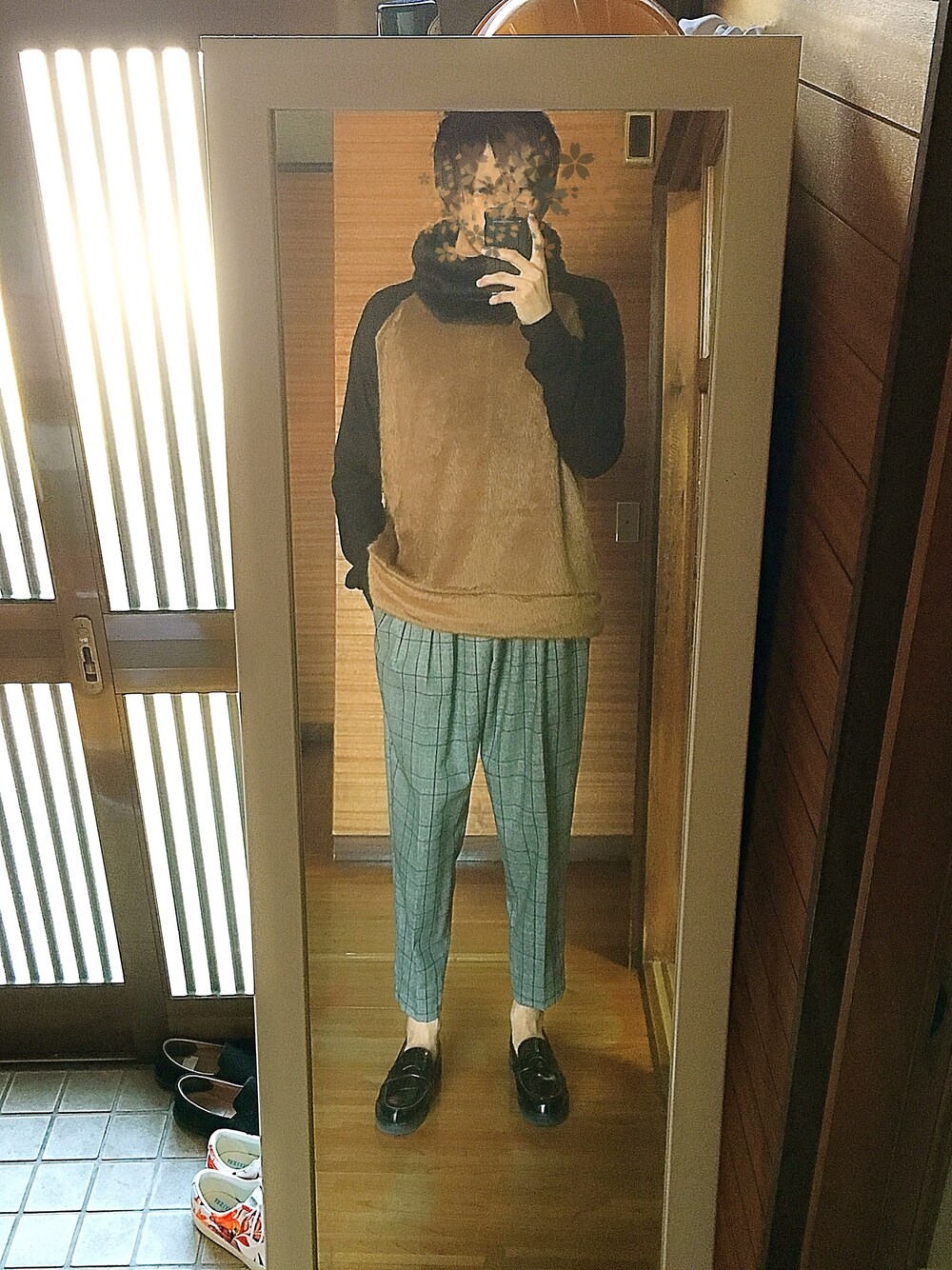 イエロー系のTシャツ/カットソー、その他のその他パンツ、ブラック系のドレスシューズを着用したメンズの冬コーディネートの1枚目の写真