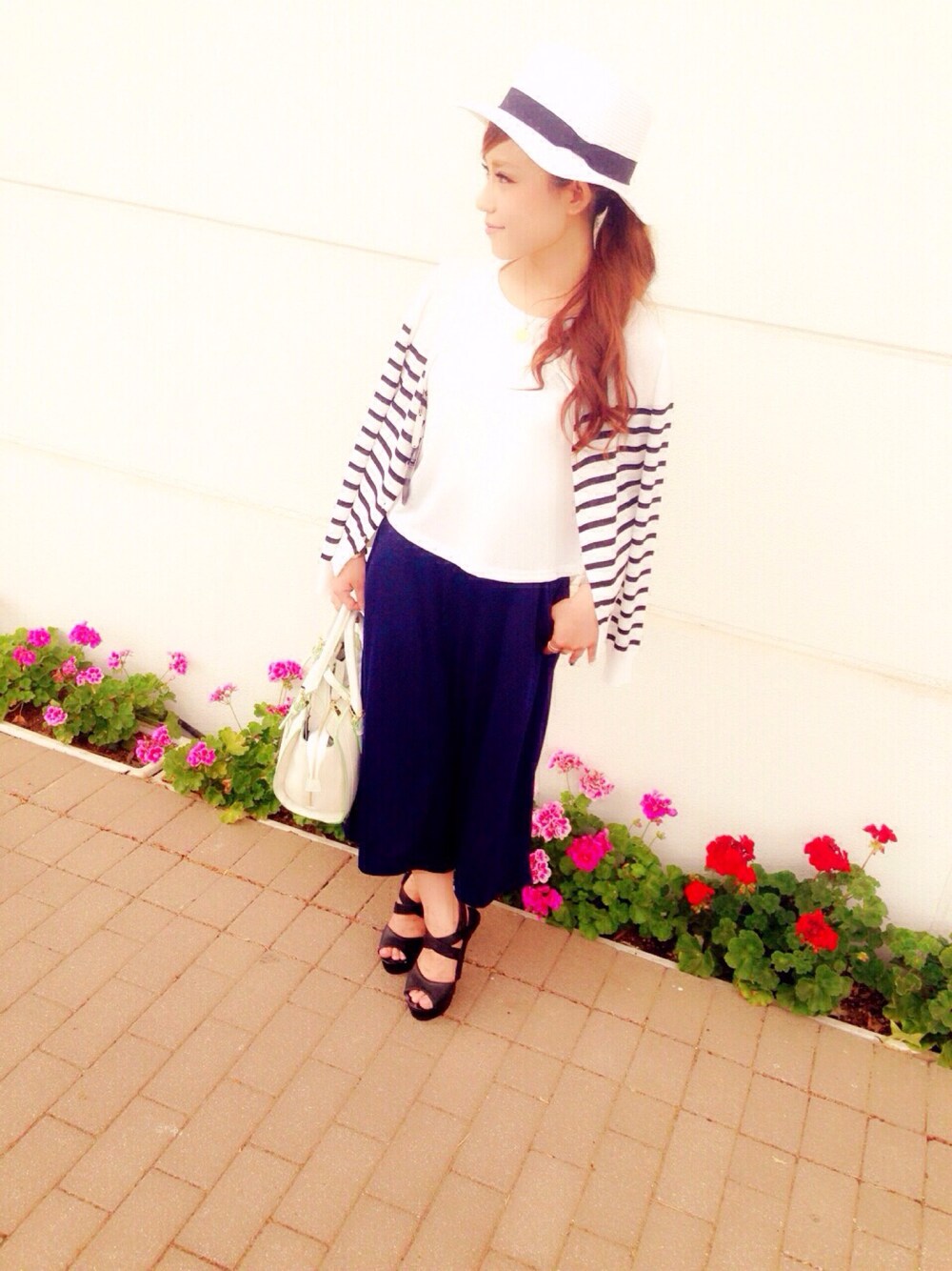 ホワイト系のカーディガン/ボレロ、ホワイト系のショルダーバッグ、ホワイト系のトップスを着用したレディースの夏コーディネートの1枚目の写真