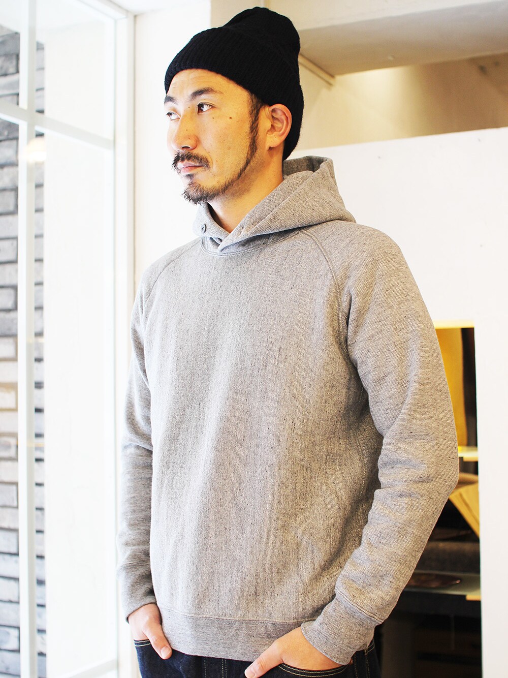 「グレー、SWEAT、パーカー、スエット、福岡、PARKA、グレーのパーカー、BRU NA BOINNE、fukuoka、branch」｜「BRUNABOINNEのスタンディング パーカー（スウェット、その他）」を使った、シーノートさん（メンズ・187cm）の秋コーディネートの1枚目の写真