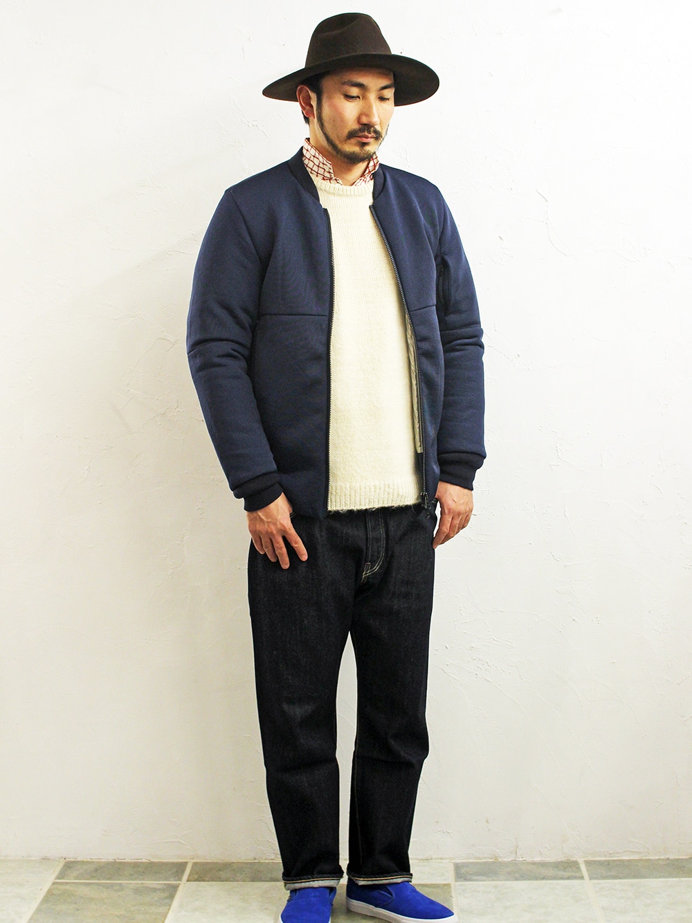 ブラウン系のハットを着用したメンズの冬コーディネートの1枚目の写真