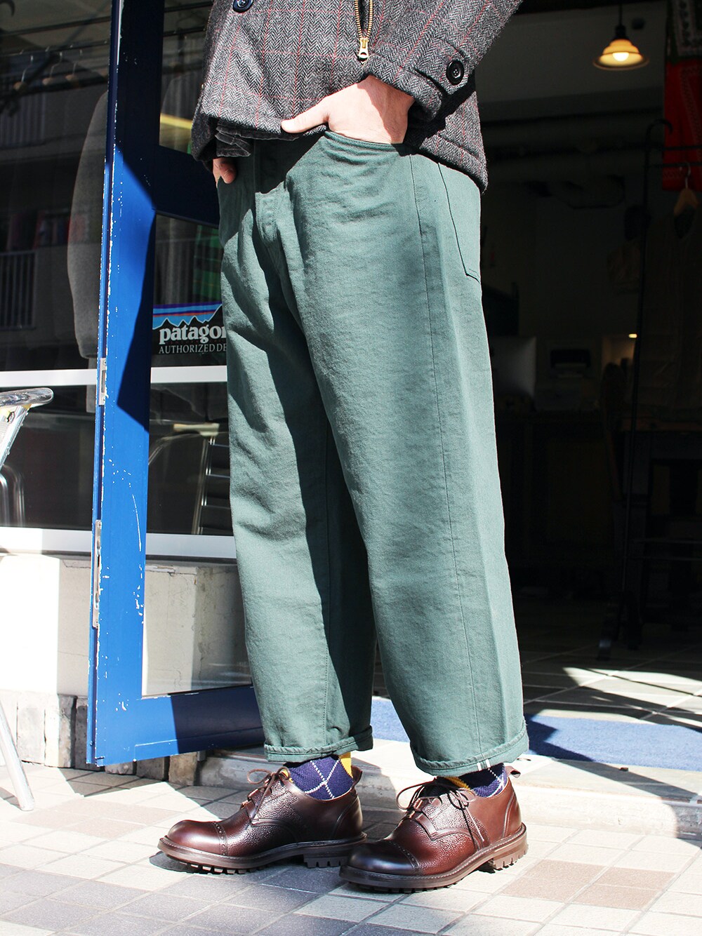 「デニム、グリーン、トリッカーズ、福岡、tricker's、グリーンコーデ、アーガイルソックス、fukuoka、branch、quilp」｜「グリーンデニム（デニムパンツ、グリーン系）」を使った、シーノートさん（メンズ・187cm）の冬コーディネートの1枚目の写真