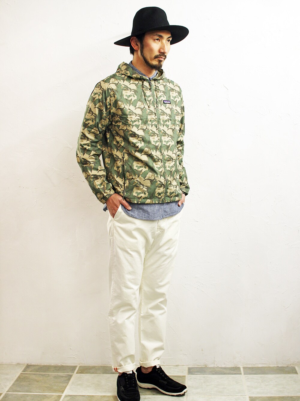 「カモフラ、福岡、パタゴニア、patagonia、フード、カモ柄、フーディー、パッカブル、fukuoka、branch」｜「patagoniaのMEN'S LIGHT & VARIABLE HOODY（ナイロンジャケット、グリーン系）」を使った、シーノートさん（メンズ・187cm）の冬コーディネートの1枚目の写真