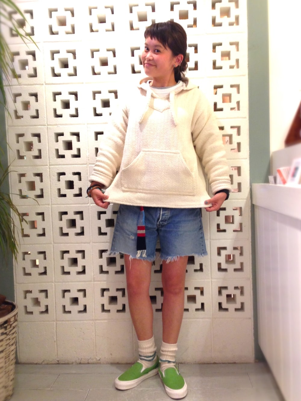 「ビームスボーイ、ビームスウィメン(BEAMS WOMEN)、ビームス二子玉川、メキシカンパーカー、テープベルト、カットオフ、秋物」｜「BEAMS BOYのEARTH RAGZ / BAJA SHIRT（シャツ/ブラウス、ベージュ系）」を使った、ASAMI OKANOさん（レディース・160cm）の夏コーディネートの1枚目の写真