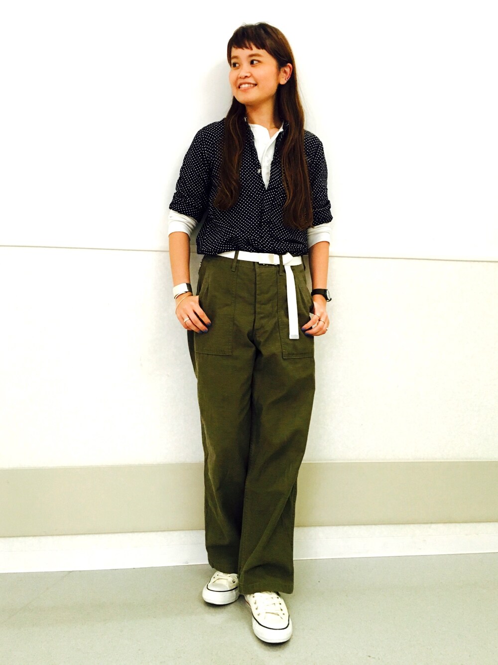 ホワイト系のTシャツ/カットソー、グリーン系のその他パンツ、ホワイト系のスニーカーを着用したレディースの秋コーディネートの1枚目の写真