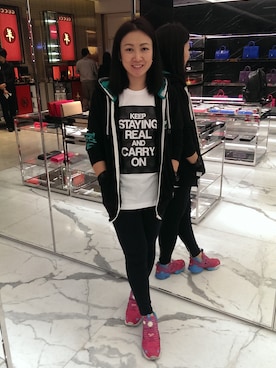 「STAYREAL（ステイリアル）のアイテム（Tシャツ/カットソー、ホワイト系）」を使った、Ms.Aman Liさん（レディース・165cm）の冬コーディネート