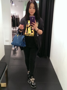 「STAYREAL（ステイリアル）のアイテム（Tシャツ/カットソー、ブラック系）」を使った、Ms.Aman Liさん（レディース・165cm）の冬コーディネート
