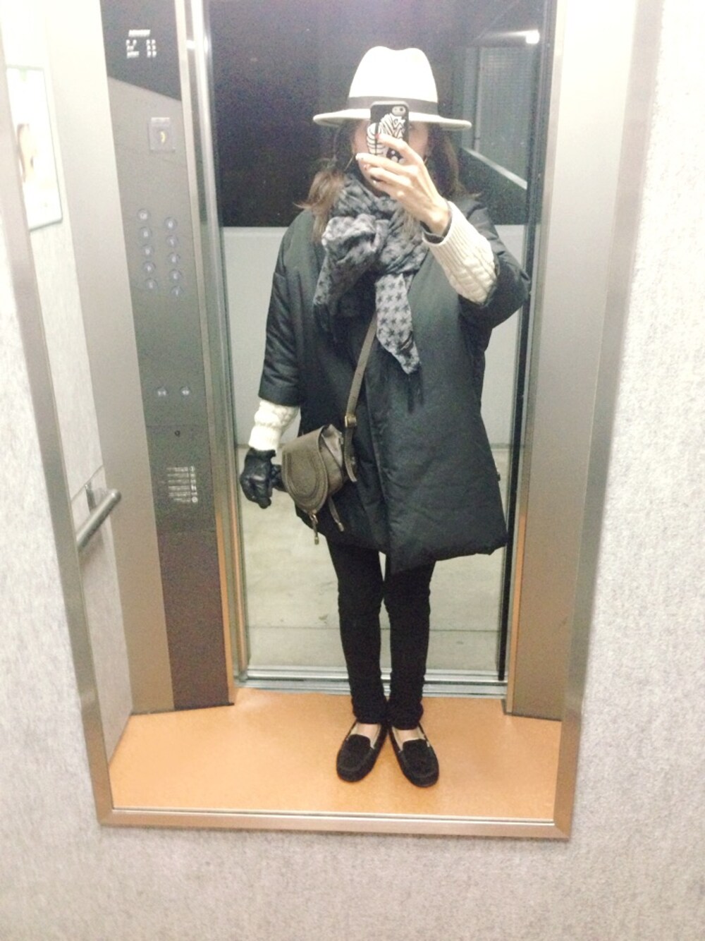 「黒スキニー、フィッシャーマンニット、レッグウォーマー、UGG、Chloe、JILSANDER」｜「FLORENTのアイテム（ニット/セーター、ホワイト系）」を使った、hiromin☆さん（レディース・170cm）の冬コーディネートの1枚目の写真