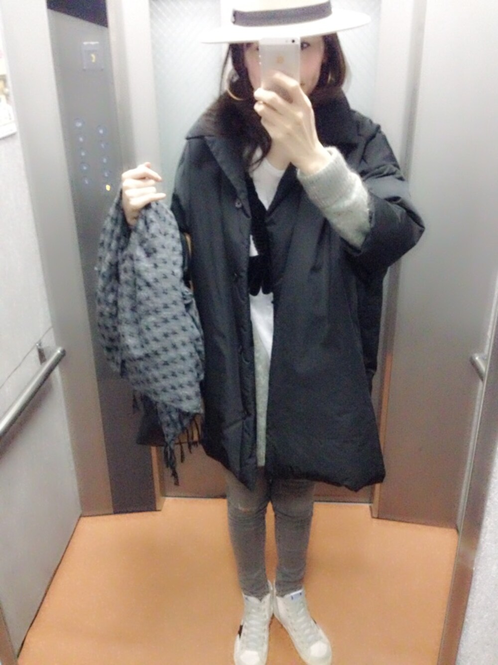 「白いスニーカー、ハット、デニム、Stella McCartney」｜「STELLA McCARTNEYのアイテム（Tシャツ/カットソー、ホワイト系）」を使った、hiromin☆さん（レディース・170cm）の春コーディネートの1枚目の写真