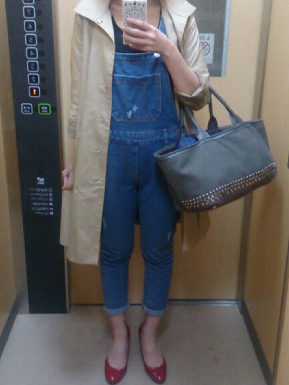 「G.V.G.V.のアイテム（トレンチコート、ベージュ系）」を使った、yurieneさん（レディース・161cm）の春コーディネートの1枚目の写真