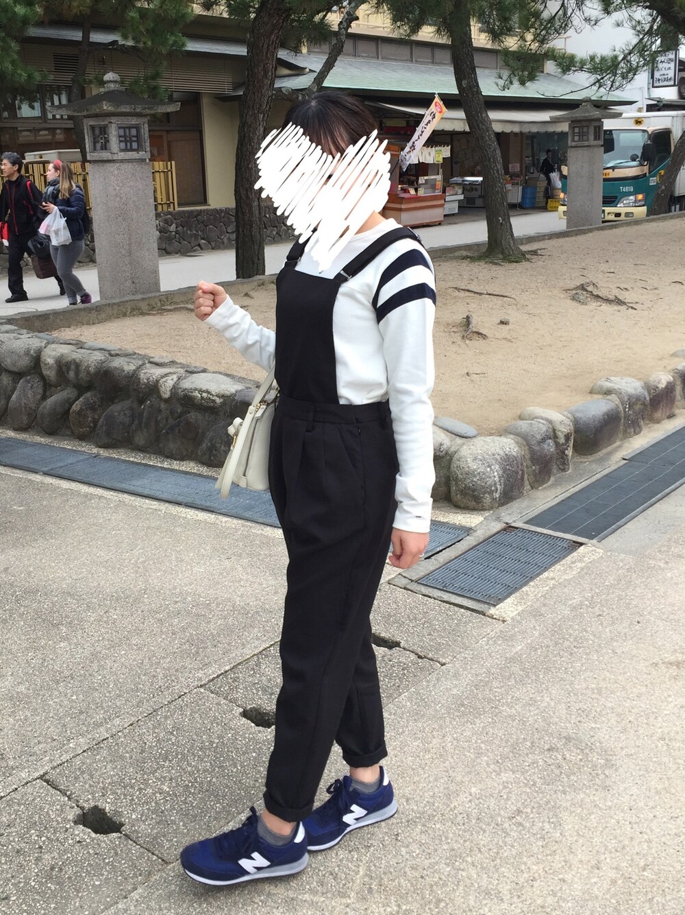 「オールインワン、ニューバランス、トミーヒルフィガー、宮島、初詣」｜「GUのアイテム（オールインワン・サロペット、ブラック系）」を使った、yukariさん（レディース・145cm）の冬コーディネートの1枚目の写真