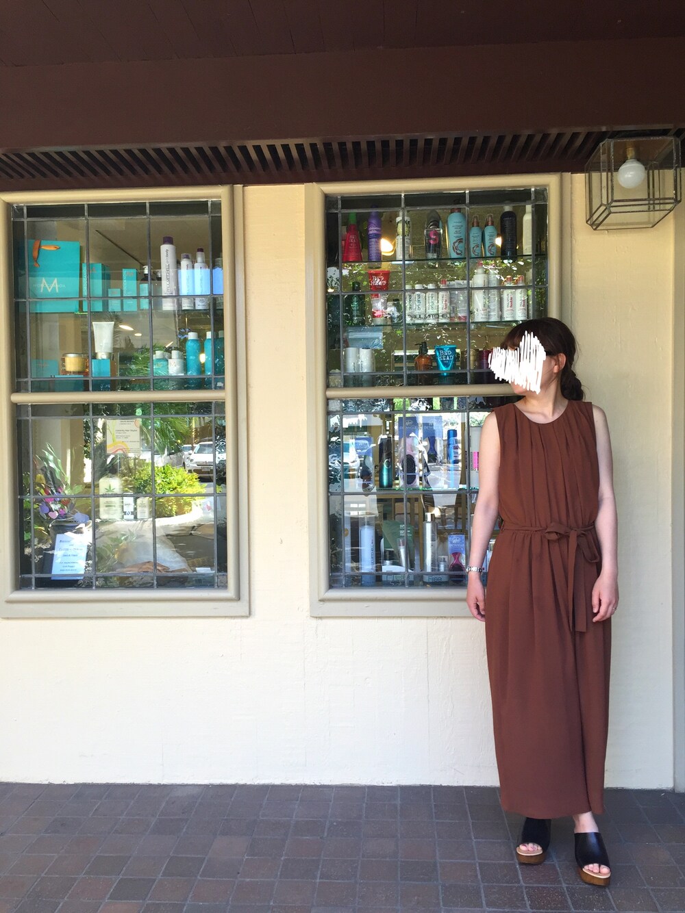 「お散歩コーデ、オールインワン、サンダル、シップス フォー ウィメン(SHIPS for women)、アダムエロペ」｜「SHIPS for womenのタックガウチョオールインワン◇（つなぎ/オールインワン、ブラウン系）」を使った、yukariさん（レディース・145cm）の春コーディネートの1枚目の写真