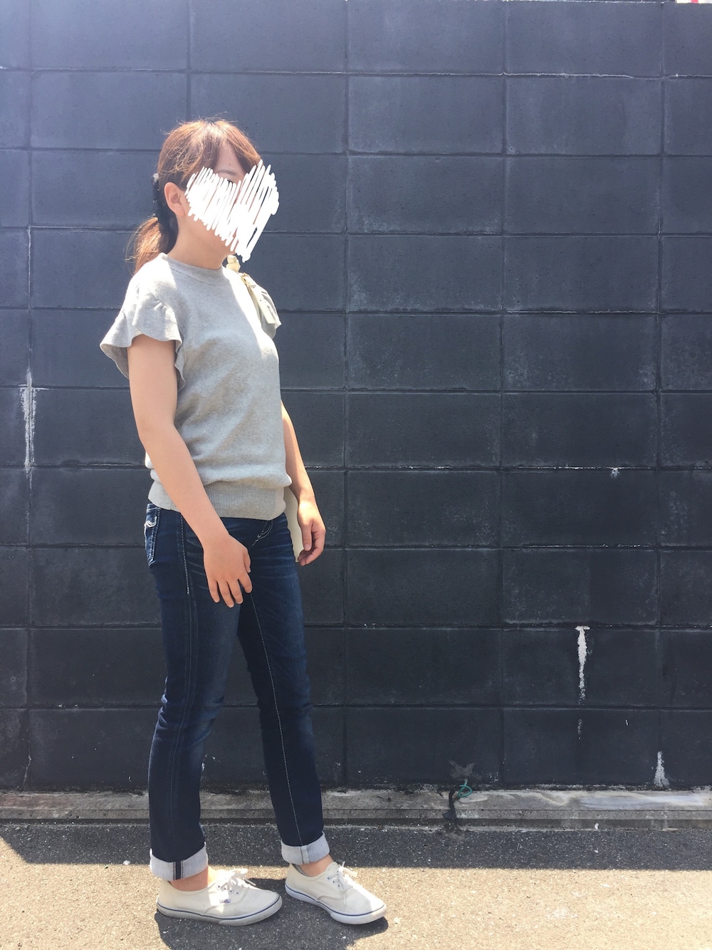 「シンプルコーデ、ジーンズ、休日スタイル、ミニマム、スニーカーコーデ」｜「AG by aquagirlのアイテム（ニット/セーター、グレー系）」を使った、yukariさん（レディース・145cm）の夏コーディネートの1枚目の写真