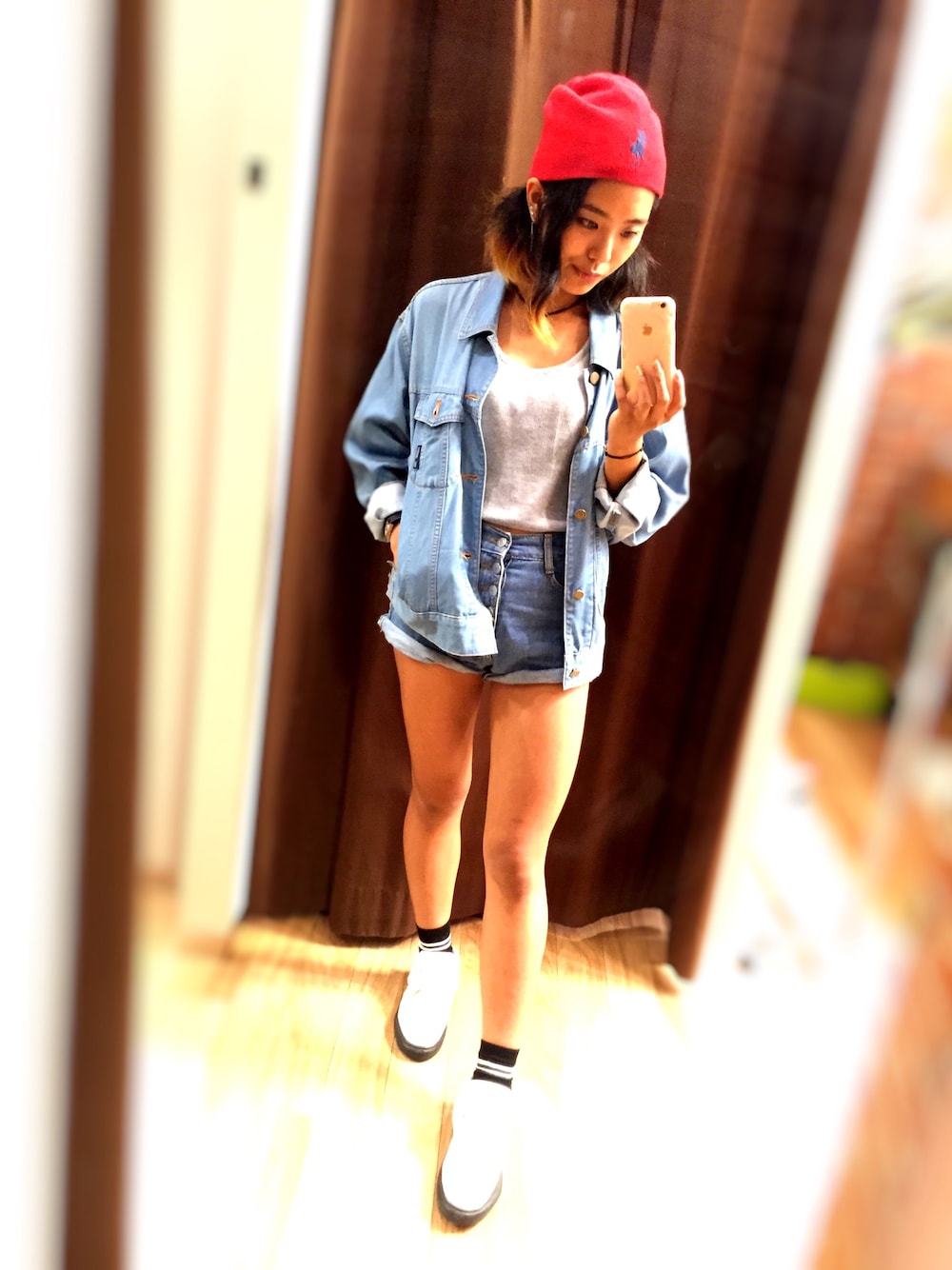 ブルー系のその他パンツ、ホワイト系のスニーカー、ブルー系のデニムジャケットを着用したレディースの秋コーディネートの1枚目の写真