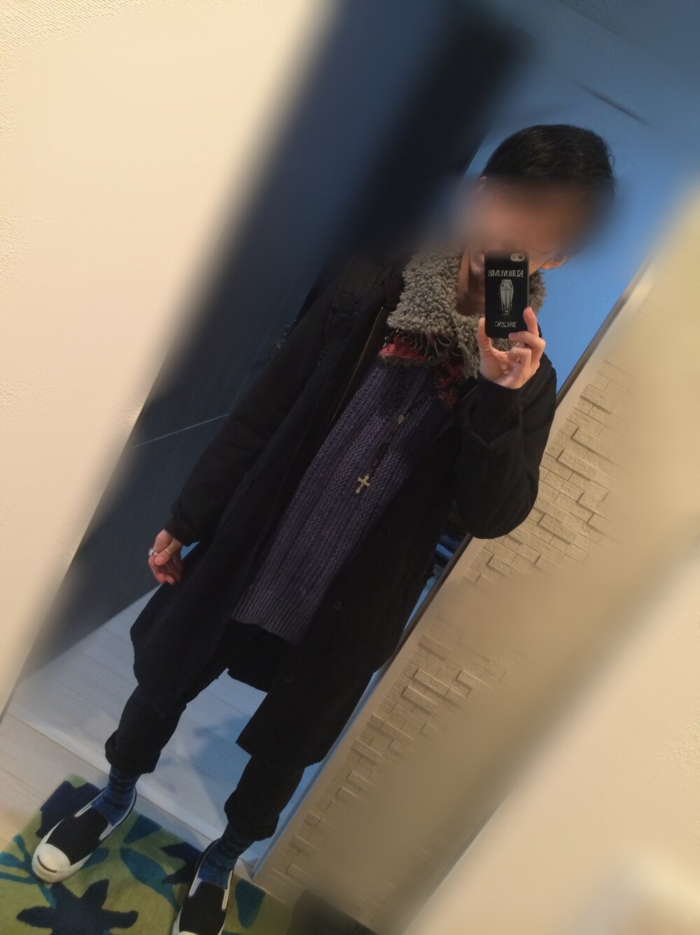 ブラック系のバックパック/リュック、ブラック系のスニーカー、その他のニットキャップ/ビーニーを着用したメンズの冬コーディネートの1枚目の写真