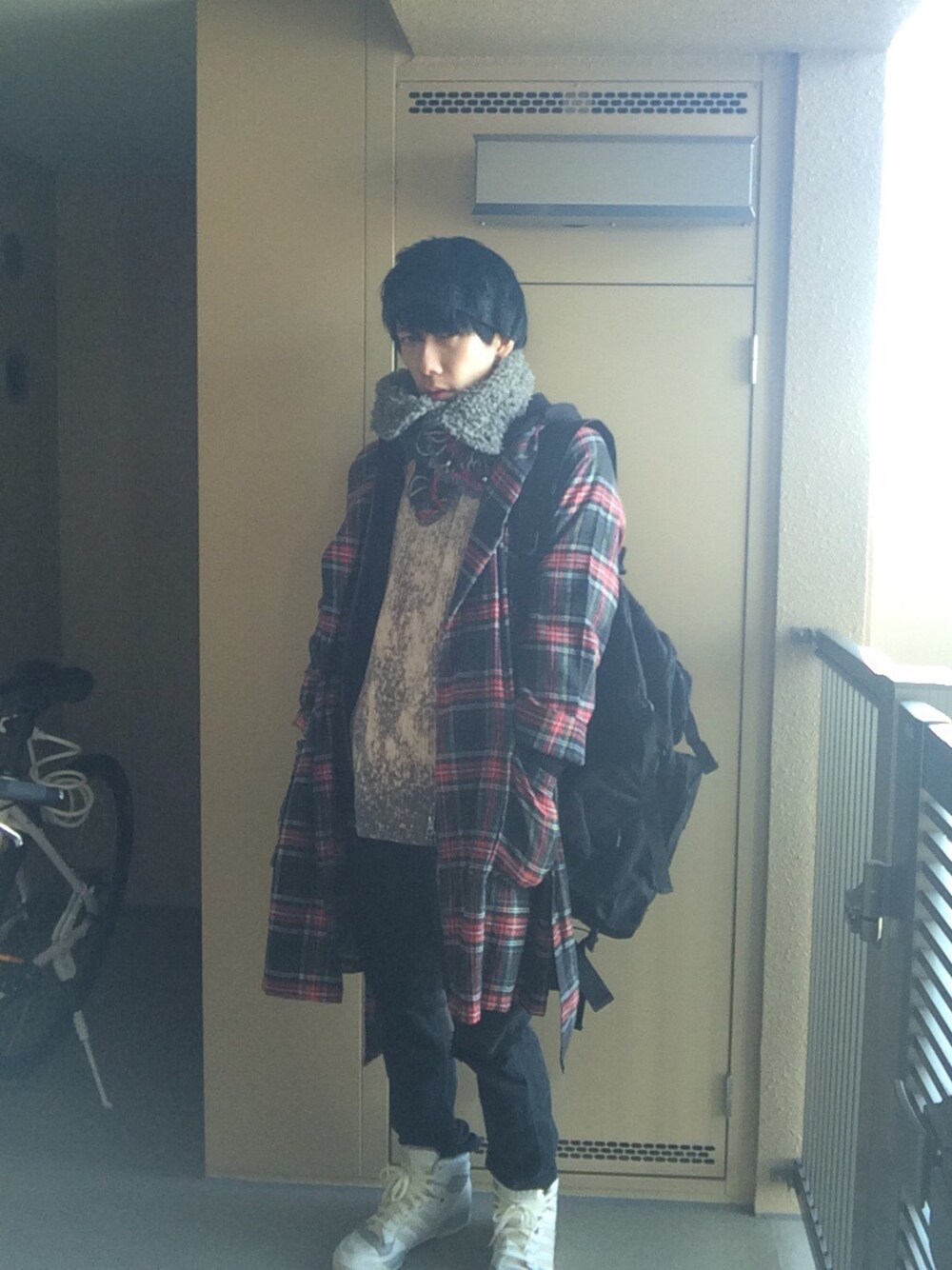 ブラック系のバックパック/リュック、ホワイト系のスニーカー、その他のニットキャップ/ビーニーを着用したメンズの冬コーディネートの1枚目の写真