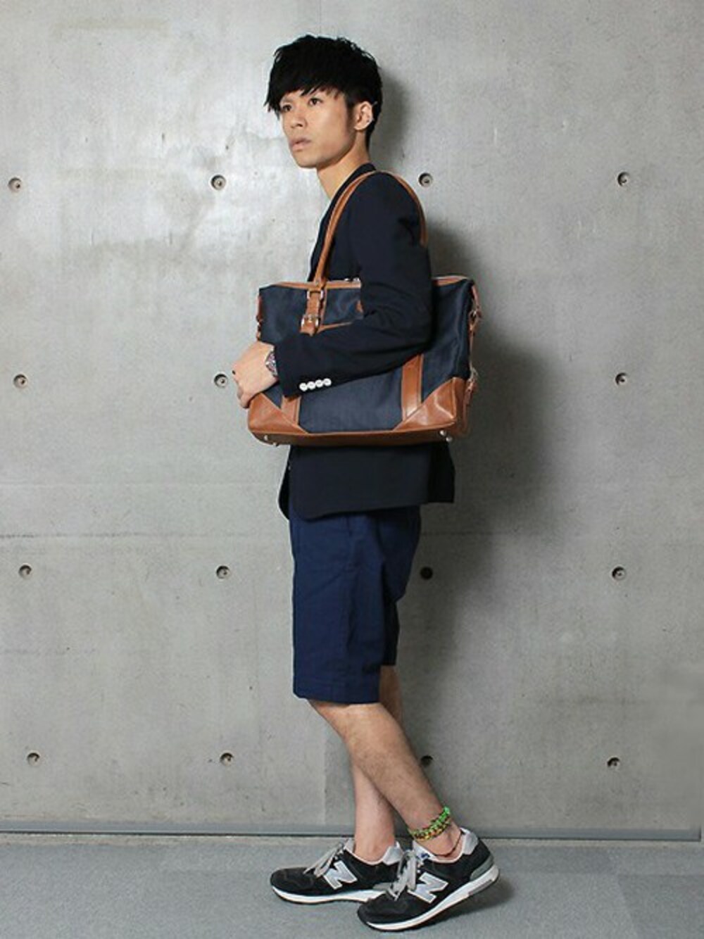 ブルー系のテーラードジャケット、ブルー系のビジネスバッグ、ブルー系のその他パンツを着用したメンズの春コーディネートの1枚目の写真