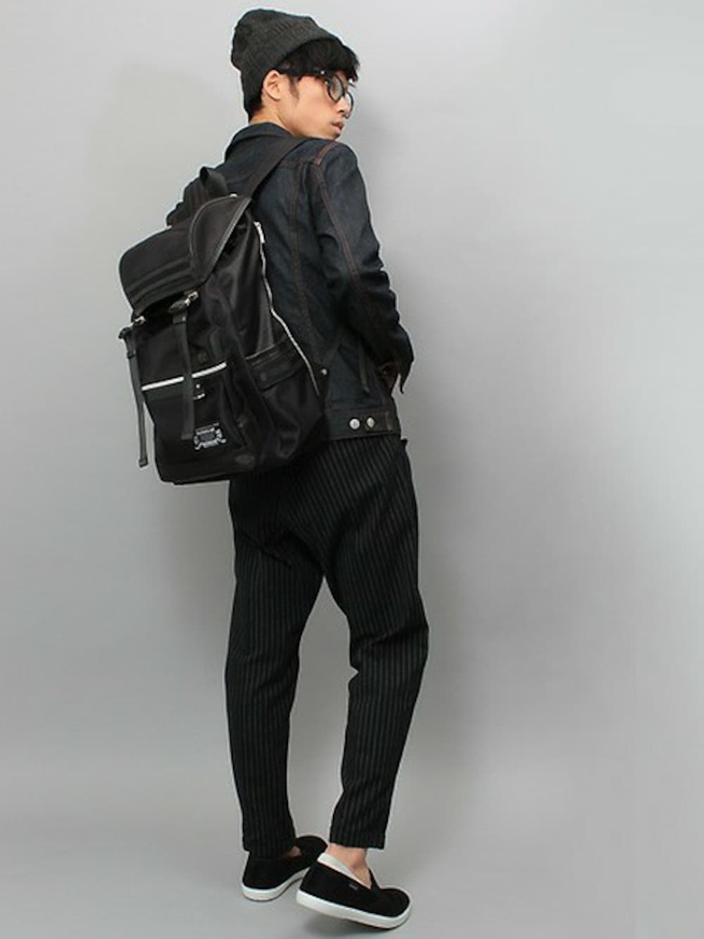 ブラック系のバックパック/リュック、ブルー系のデニムジャケット、ブラック系のその他パンツを着用したメンズの秋コーディネートの1枚目の写真