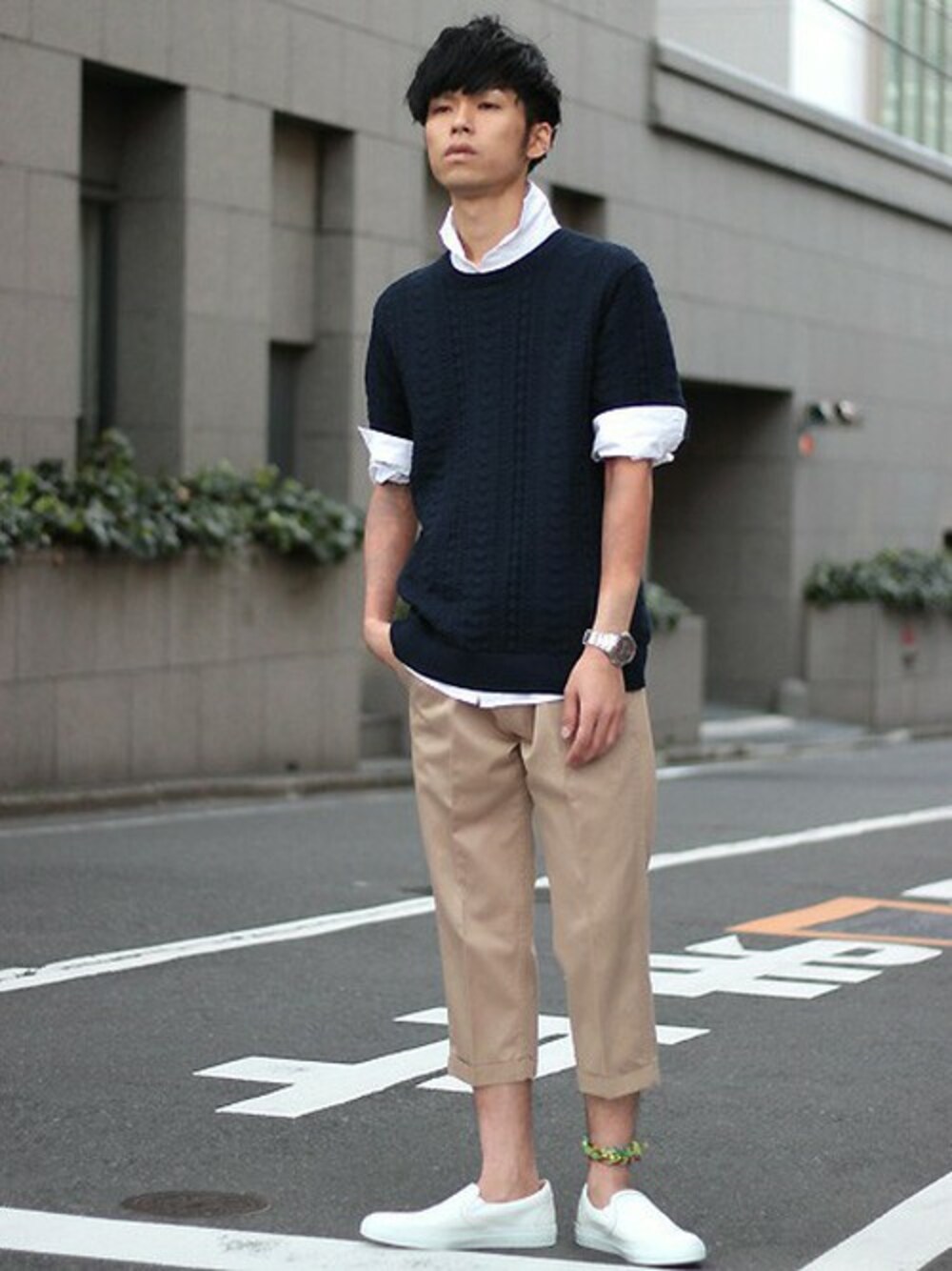 「ニット、ネイビー、代官山、スリッポン、クロップドパンツ、きれいめカジュアル、クルーネック」｜「ESSENTIAL GARMENT MEN'S BIGIのクルーネック ケーブルニット/サマーセーター（ニット/セーター、ブルー系）」を使った、SHOW・高松さん（メンズ・175cm）の春コーディネートの1枚目の写真