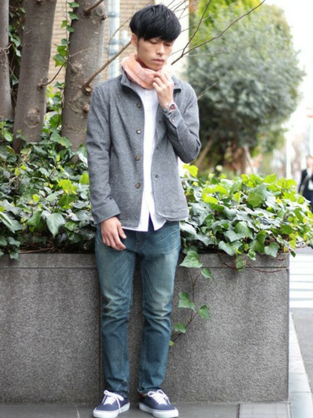 「スニーカー、ジャケット、デニム、ストール、代官山、きれいめカジュアル、春コーデ、メンズビギ(MEN'S BIGI)」｜「ESSENTIAL GARMENT MEN'S BIGIのスタンドカラージャケット/Wフェイスニット（ライダースジャケット、グレー系）」を使った、SHOW・高松さん（メンズ・175cm）の春コーディネートの1枚目の写真