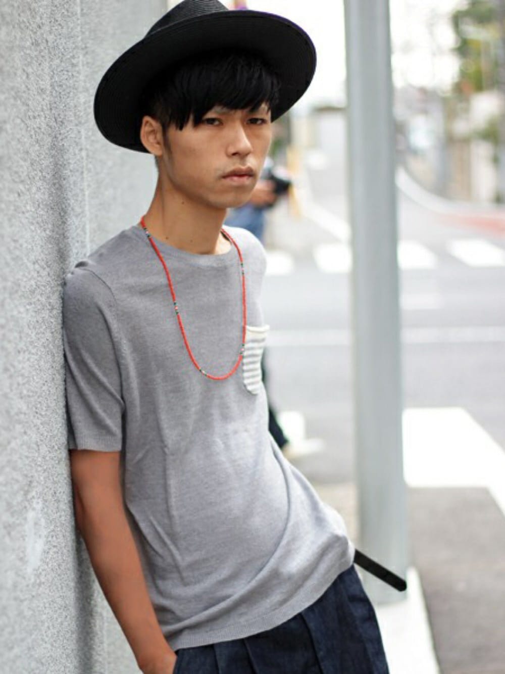 「デニム、夏、Tシャツ、ハット、シンプルコーデ、サマーニット、ユニオンステーション、カジュアルコーデ、RATTLE TRAP、ラトルトラップ」｜「MIND BLOWのライトオンスストレッチデニム（デニムパンツ、ブルー系）」を使った、SHOW・高松さん（メンズ・175cm）の春コーディネートの1枚目の写真