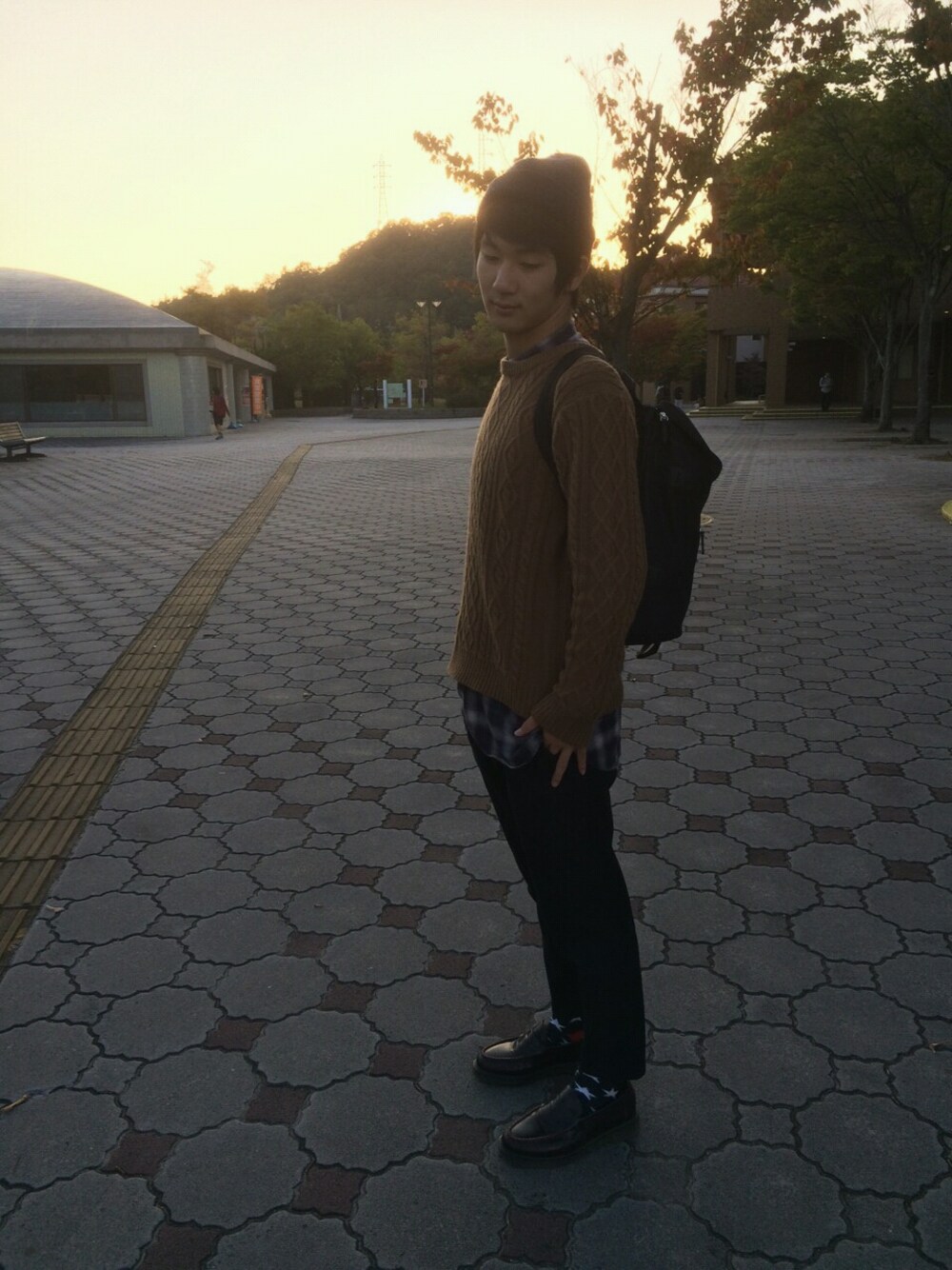 ブルー系のその他パンツ、レッド系のその他シューズ、イエロー系のニット/セーターを着用したメンズの秋コーディネートの1枚目の写真