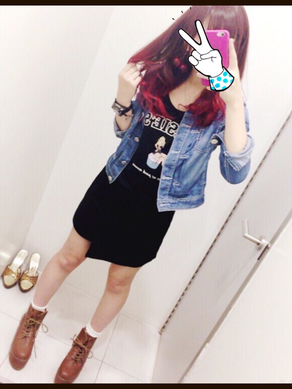 「髪色変えた、赤、デニムジャケット、原宿、黒、スウェード」｜「LDSのアイテム（Tシャツ/カットソー、ブラック系）」を使った、HARUKAさん（レディース・158cm）の秋コーディネートの1枚目の写真
