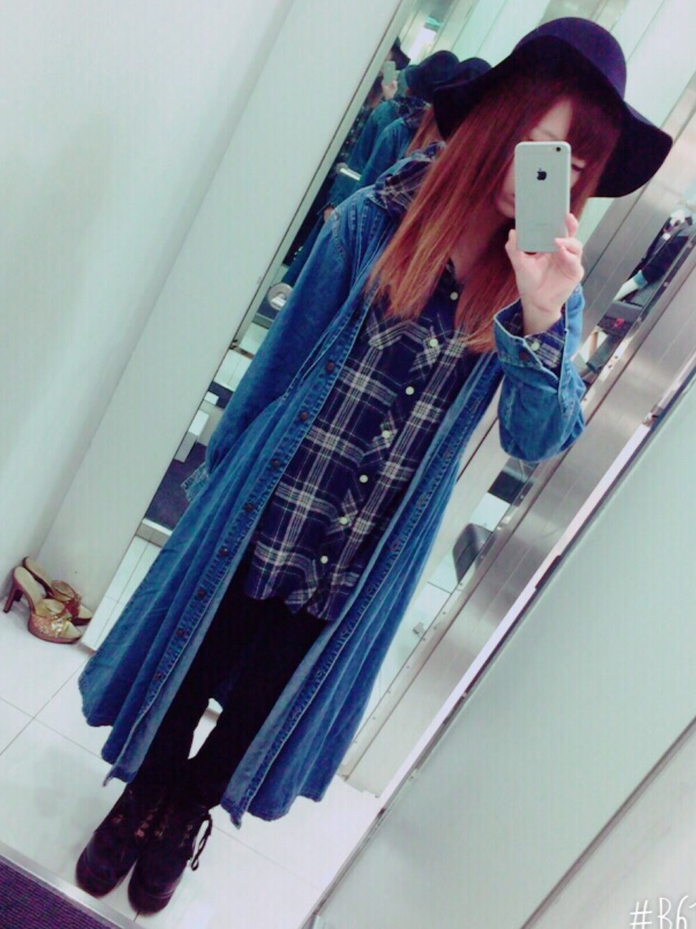 「デニムシャツ、デニム、古着、古着MIX、黒スキニー、チェックシャツ、ロングシャツ、ツバ広ハット」｜「no brandのアイテム（トップス、ブルー系）」を使った、HARUKAさん（レディース・158cm）の秋コーディネートの1枚目の写真