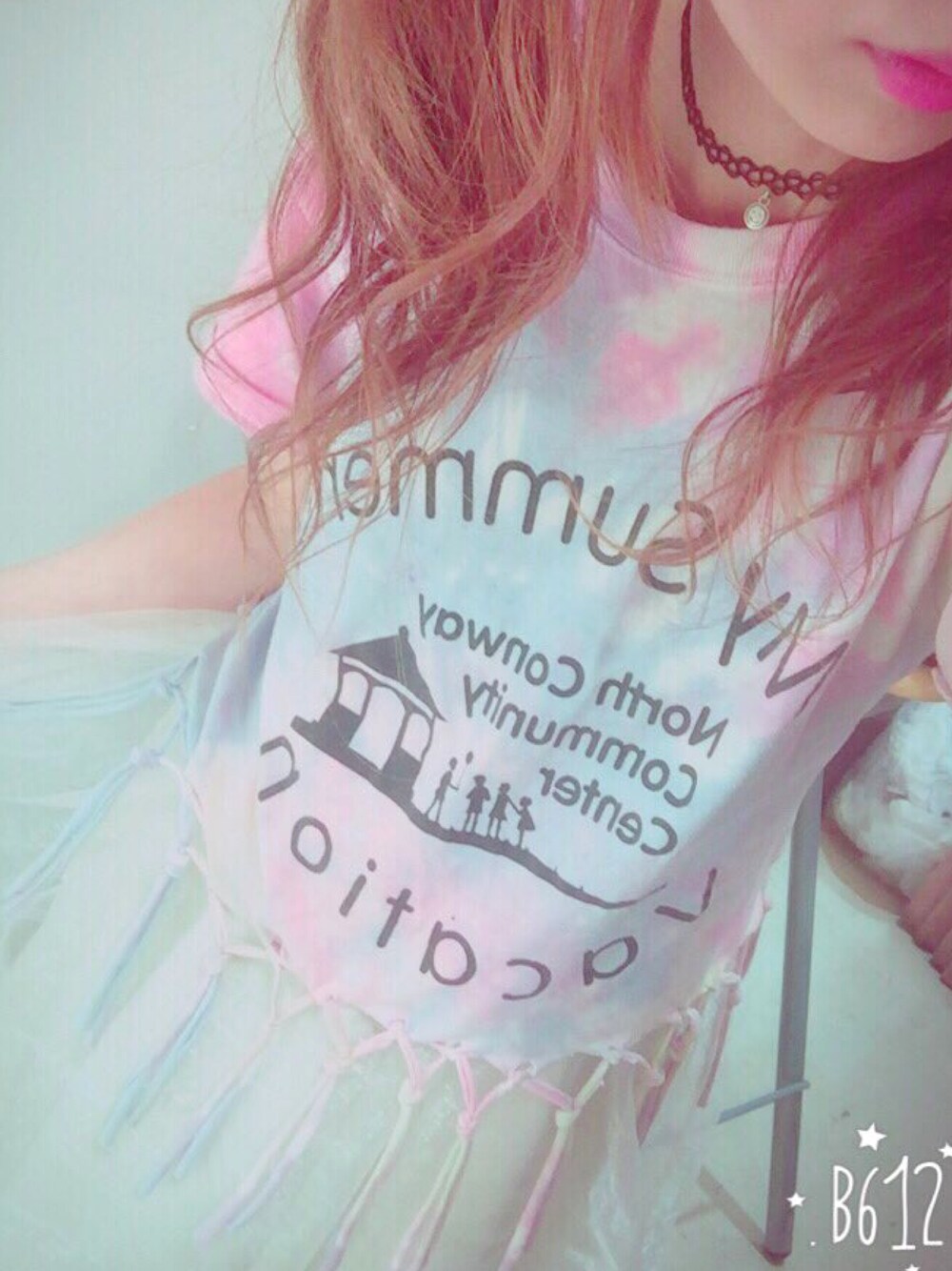 ピンク系のTシャツ/カットソー、ホワイト系のスカート、ブラック系のネックレスを着用したレディースの夏コーディネートの1枚目の写真