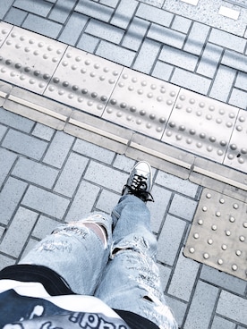 「CONVERSE（コンバース）のアイテム（スニーカー、シルバー系）」を使った、T    byさん（メンズ・176cm）の春コーディネート