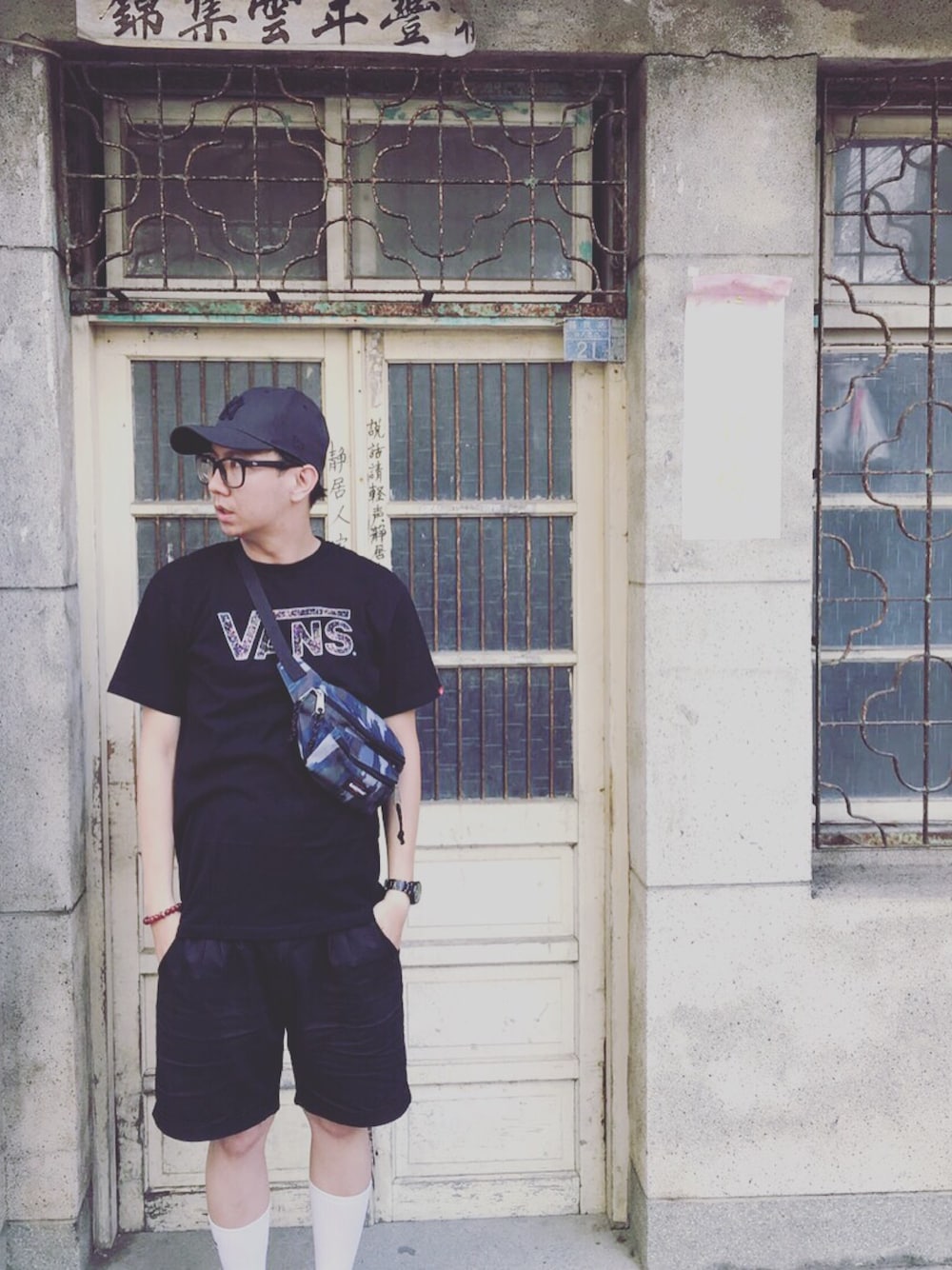 「VANSのアイテム（Tシャツ/カットソー、ブラック系）」を使った、o-sさん（メンズ・177cm）の夏コーディネートの1枚目の写真