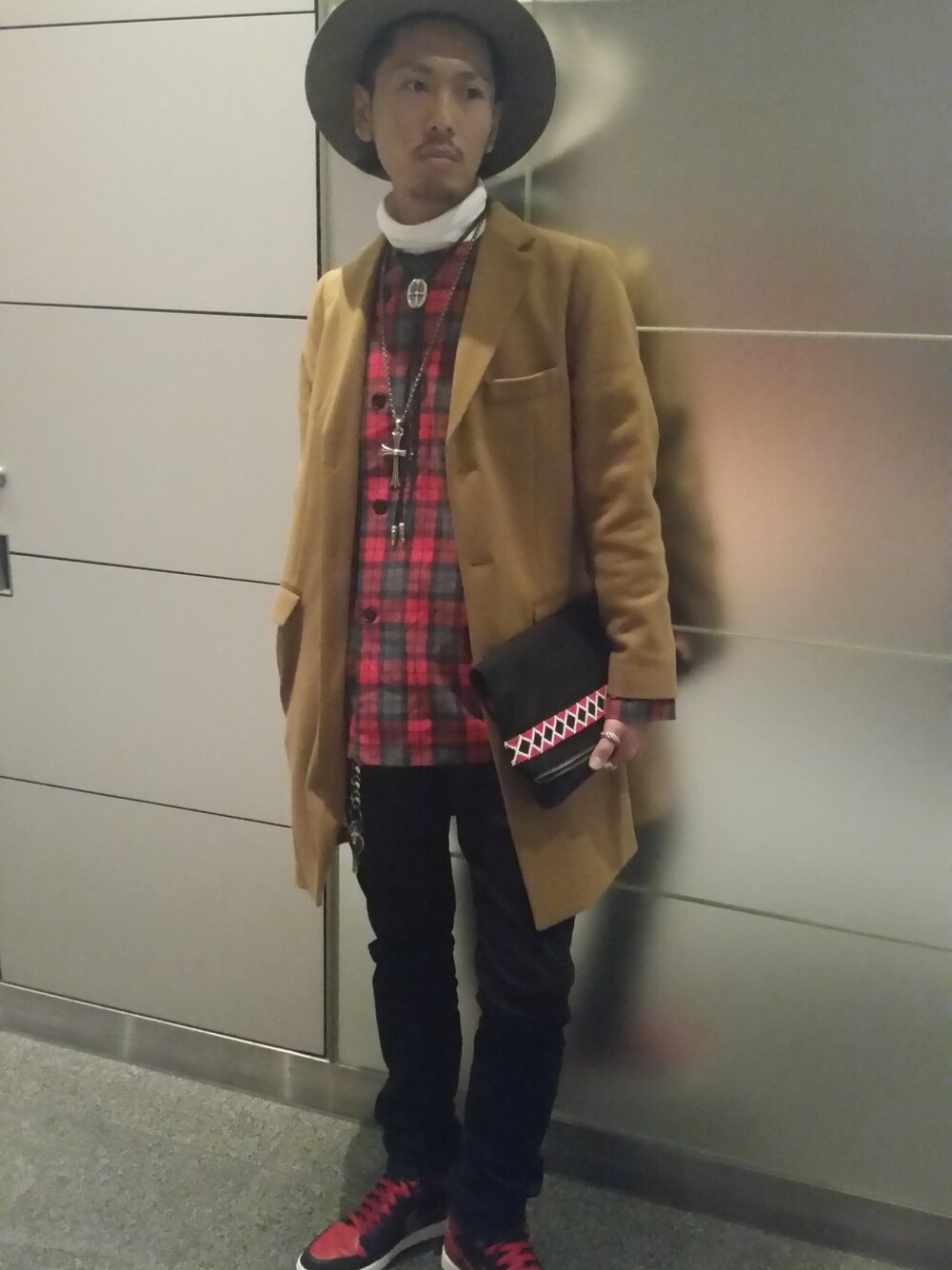 「Chrome Hearts、VOTE、ノーカラーシャツ」｜「Beauty&Youthのアイテム（チェスターコート、ベージュ系）」を使った、Y-DRAGONさん（メンズ・160cm）の秋コーディネートの1枚目の写真