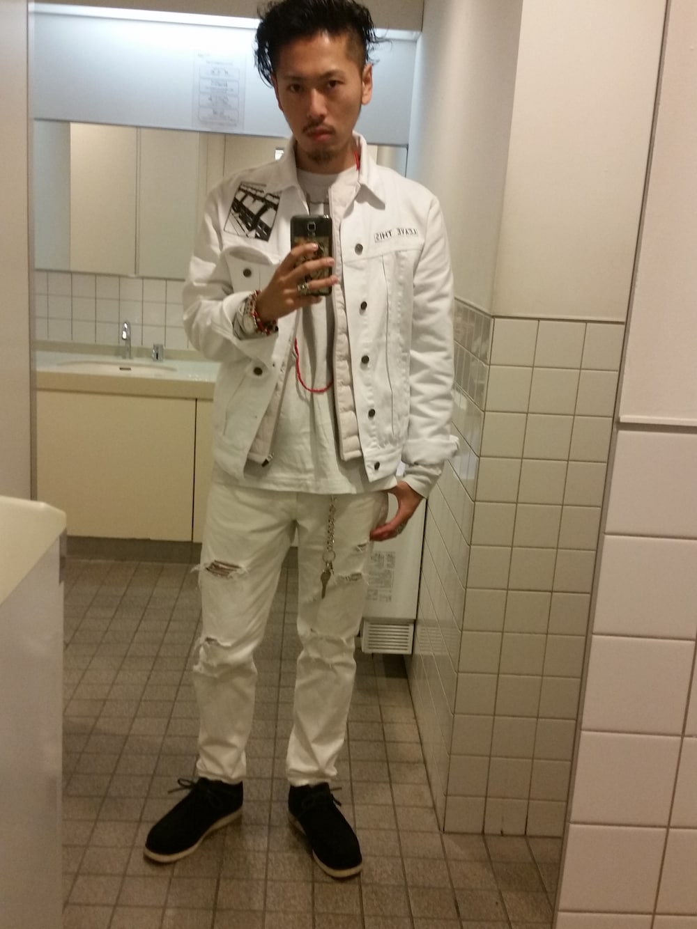 「c.e、beauty&youth、Chrome Hearts、白」｜「ROUNDELのアイテム（デニムジャケット、ホワイト系）」を使った、Y-DRAGONさん（メンズ・176cm）の春コーディネートの1枚目の写真