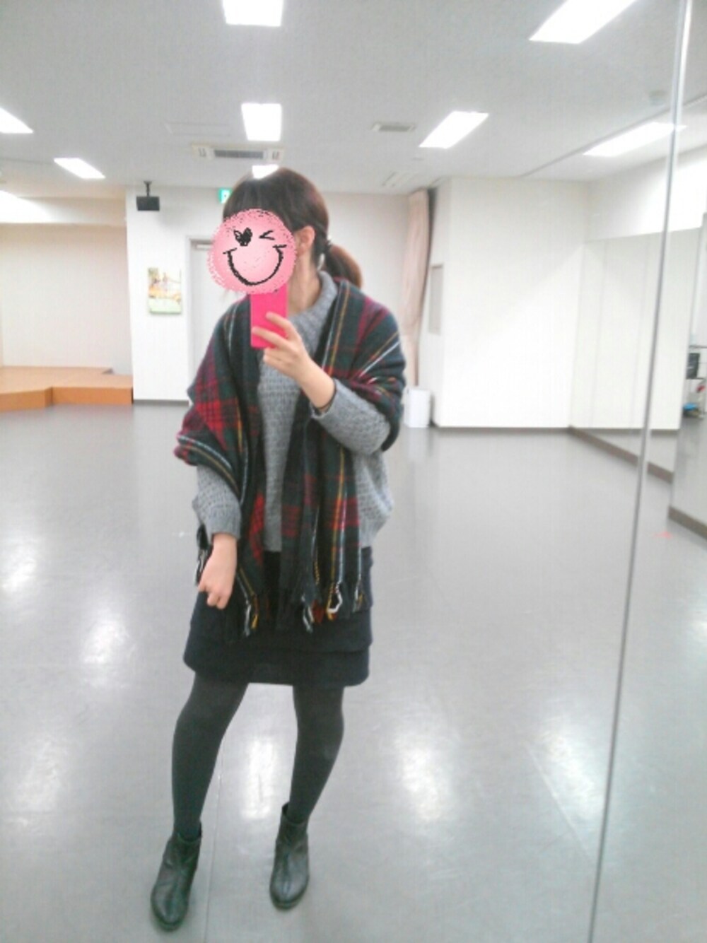 レッド系のマフラーを着用したメンズの冬コーディネートの1枚目の写真