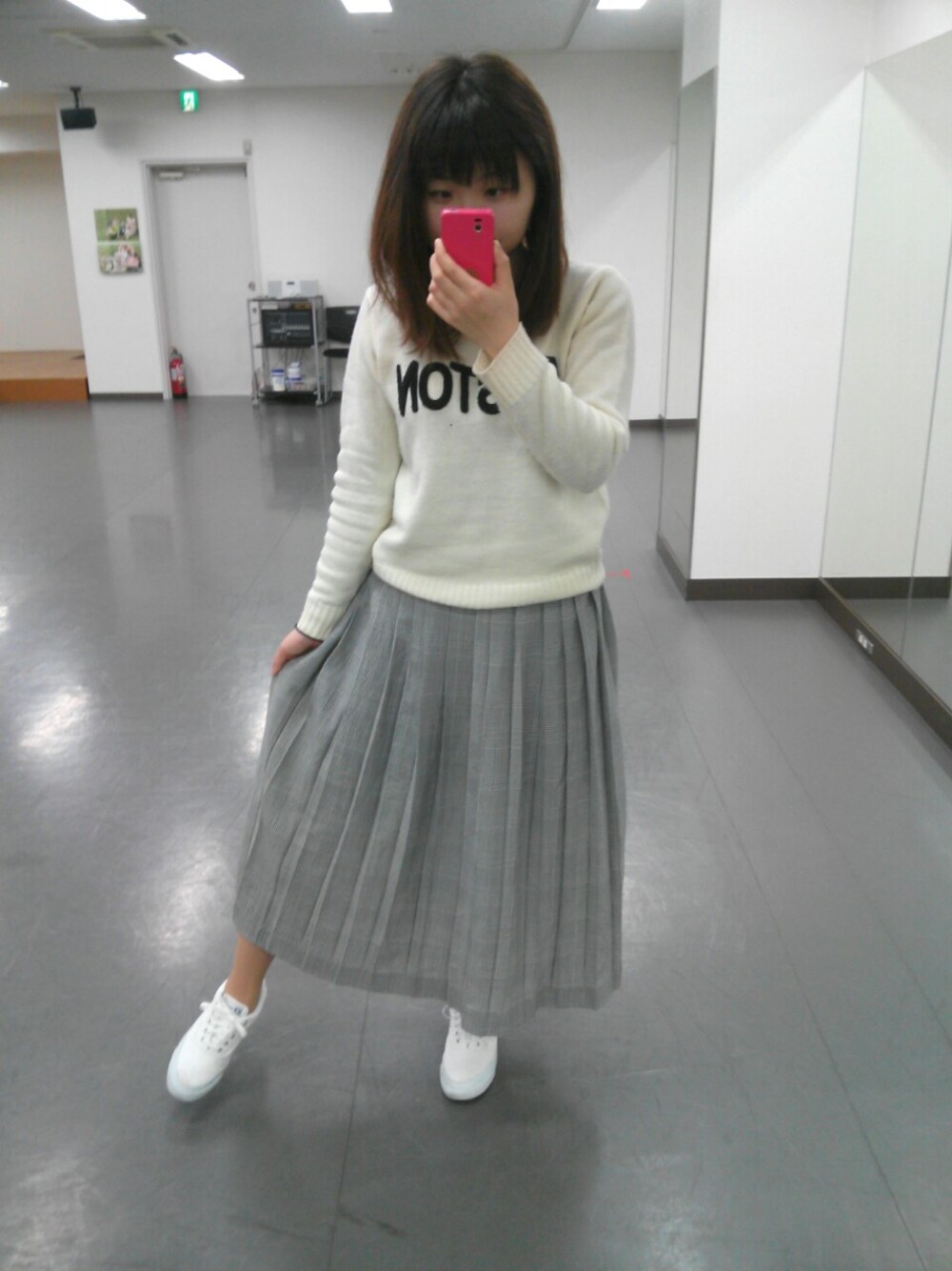 ホワイト系のスニーカーを着用したレディースの春コーディネートの1枚目の写真