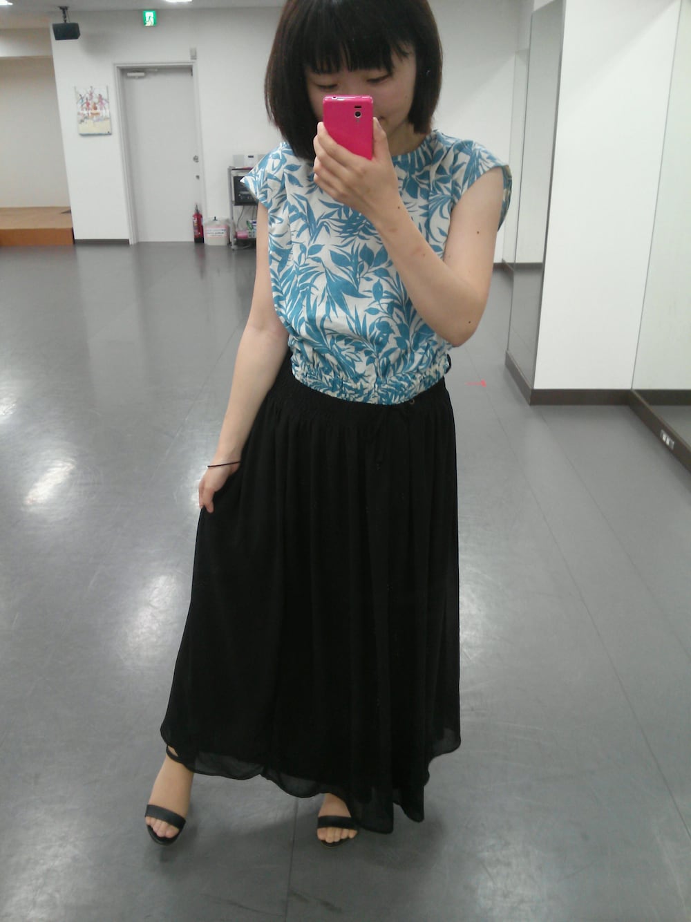 ブラック系のサンダルを着用したレディースの夏コーディネートの1枚目の写真